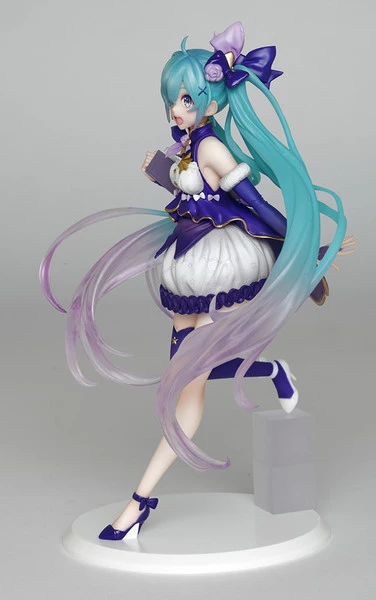 TAITO PRIZE Hatsune Miku (Re-run) 3rd Season Winter Ver Vocaloid Prize Figure - Image 3